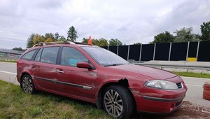 Opitý otec zdemoloval dopravné značenie. V aute mal maloletého syna a po nehode zaspal