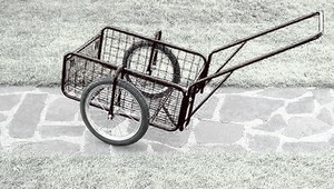 Starenku (83) na ceste z kostola zrazila kára, je v nemocnici