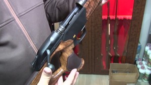 Nabitá guľovnica v aute vystrelila a zranila muža. Súd uznal majiteľa vinným z ublíženia na zdraví