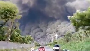 VIDEO: Po zemetrasení a cunami prišiel výbuch sopky. Sulawesi je pod oblakmi dymu