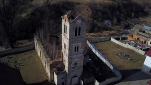 Evanjelický kostol bez oltára, kazateľnice i bez strechy. Trosky chce obec odkúpiť