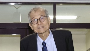 Nobelova cena za chémiu patrí  Francúzovi Henrimu B. Kaganovi a Japoncovi Kensovi Soaiovi