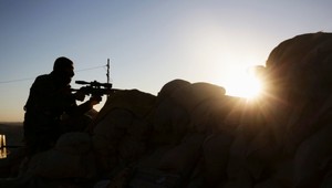 Kurdi vyháňajú Islamský štát zo Sindžáru, z mesta sa ozýva streľba