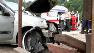 Havarovala babka s vnučkou (5). Autom vpálila do zastávky