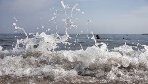 Vedci vyvinuli novú špongiu: Odstraňuje mikroplasty z vody