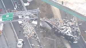 Diaľnicu v Pensylvánii zalialo pivo. Šofér kamióna je vo vážnom stave