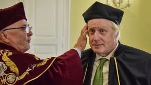 564. deň na Ukrajine: Boris Johnson si na univerzite v Ľvove prevzal čestný doktorát
