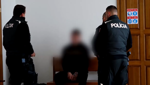 Mladík brutálne napadol dvoch mužov. Skončili v nemocnici s ťažkými zraneniami