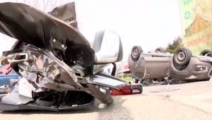 Pri zrážke na frekventovanej ulici v Bratislave skončilo auto na streche. Žena zostala zakliesnená vo vozidle