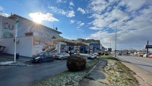 Bizarný prípad na pumpe v Bratislave. Žena sa rozhodla zdržať lupiča, do príchodu policajtov ho ukájala