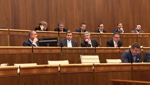 Koalícia je so sociálnym balíčkom spokojná. Opozícia hovorí o kupovaní volebných preferencií