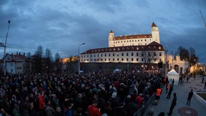 PROTEST: Pred Národnou radou protestovali tisícky ľudí, kričali - "Fico, poď von"