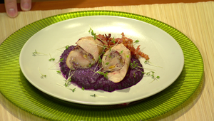 Kuracia roláda plnená brusnicami a orechmi pyré z červenej kapusty