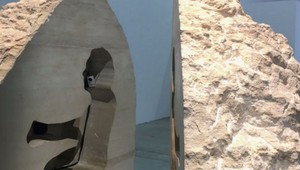 Výstredný umelec žil týždeň v kameni, nemohol sa hýbať