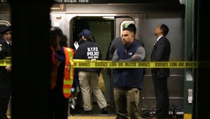 V New Yorku žena sotila človeka pod vlak metra