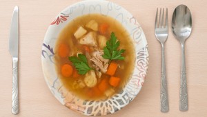 Kurací vývar so špikom, podávaný s haluškami