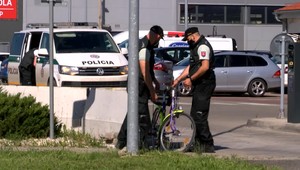 Hrôza v Humennom: Cyklistovi spadla na hlavu parkovacia rampa