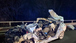 Auto zostalo zakliesnené pod návesom. Pri nehode zasahovali slovenskí aj českí hasiči