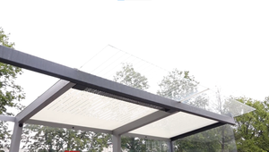 Mesto reaguje na prasknuté sklo, ktoré zranilo ženu. Zastávky dostanú nové prístrešky