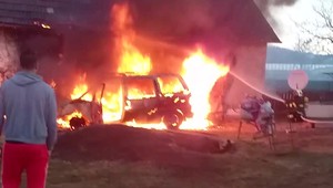 Obyvatelia viacegeneračného domu sa prebudili na výbuchy. Z áut šľahali obrovské plamene