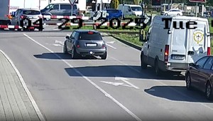 Dráma v Partizánskom. Vodiča osobného auta delili od zrážky s vlakom sekundy