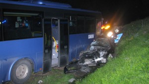 Na Kysuciach sa zrazil autobus s BMW, 3 mŕtvi (†20, †24, †50)
