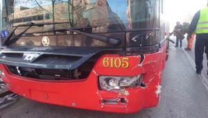 Zrážka trolejbusu a auta v Bratislave, zranili sa dve deti