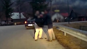 Kysučania zmlátili iného vodiča, pretože ich predbiehal na ceste. Sudkyňa rozhodla o ich vzatí do väzby