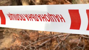 Štáb TV JOJ na Ukrajine: Hrôza z lesov pri Izjume. Andrej dokumentuje masové hroby