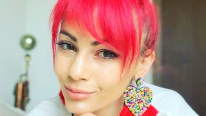 Ide to aj bez strihania: Vytvorte si sexi účes s falošnou ofinou za pár sekúnd