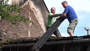 Blesk zasiahol stodolu uprostred dediny. Zostali po nej len obvodové múry