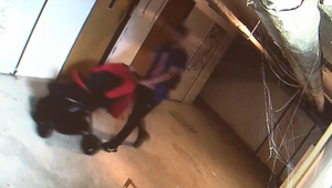 Lupič bez hanby: Vošiel do bytovky a ukradol kočík. Nevadili mu ani kamery v celom vchode