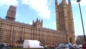 Turisti budú môcť po brexite šoférovať v Británií aj s vodičákom vydaným v EÚ. Musia ale spĺňať toto