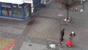 Bezdomovec brutálne dokopal do hlavy kamaráta pre alkohol