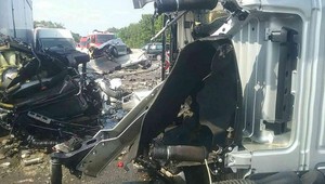 Hromadná dopravná nehoda na D1. Smerom na Žilinu je diaľnica uzavretá, do Bratislavy je prejazdný len jeden pruh