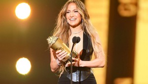 Ocenená Jennifer Lopez zatienila všetky krásky: Jej dokonalý look vám vyrazí dych!