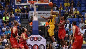 Tel Aviv hromží na rozhodcu. Prihral na rozhodujúci kôš!