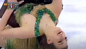 VIDEO: Francúzskej krasokorčuliarke vykukla spod šiat bradavka