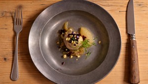 Pečeňová hrudka s mandľami, dusenou cibuľou a plackami