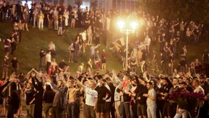 Veľvyslanec Bieloruska na Slovensku vyjadril solidaritu s protestujúcimi v jeho vlasti. Kritizuje tvrdý zásah polície