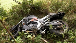 Skúsená motorkárka nezvládla riadenie. Po náraze do stromu zraneniam podľahla