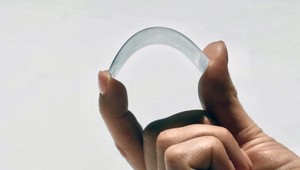 Vedci vytvorili novú formu ohybnej Li-Ion batérie: Chytré hodinky môžu byť tenšie