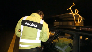 Vodič zrazil na priechode troch chodcov. V nemocnici skončili aj dve deti