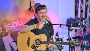 Michal Hrůza v divadle: Ruku v ruke si priviedol manželku