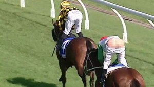 Zomriete od smiechu! Austrálsky džokej finišoval s holým zadkom