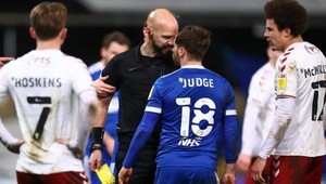 Nezvyčajný konflikt. Rozhodcu a hráča od seba oddeľovali