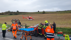 Pri vážnej nehode sa zrazili tri autá. Ťažké zranenia utrpeli dve deti