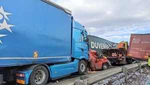 V Čechách sa na diaľnici v smere na Prahu zrazilo 36 áut