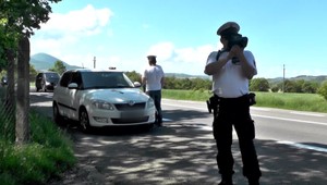VIDEO: Pri nehodách zomrelo 14 ľudí. Polícia s prísnymi kontrolami nekončí