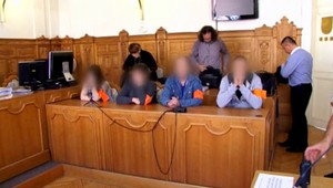 Obvinení z vraždy otca vinu stále popierajú, hrozí im doživotie